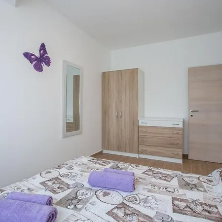 Vakantiehuis In With Swimming Pool